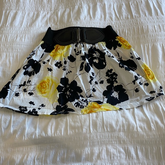 Black and yellow floral skirt - Picture 1 of 1
